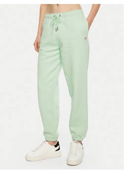 Guess Spodnie dresowe W4YB33 KC811 Zielony Regular Fit ze sklepu MODIVO w kategorii Spodnie damskie - zdjęcie 181159828