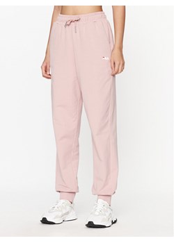 Fila Spodnie dresowe FAW0559 Różowy Relaxed Fit ze sklepu MODIVO w kategorii Spodnie damskie - zdjęcie 181161278