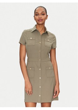 Guess Sukienka koszulowa W5GK70 KCBO2 Khaki Regular Fit ze sklepu MODIVO w kategorii Sukienki - zdjęcie 181161328