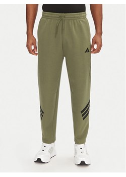 adidas Spodnie dresowe Future Icons 3-Stripes JD4891 Zielony Loose Fit ze sklepu MODIVO w kategorii Spodnie męskie - zdjęcie 181161457
