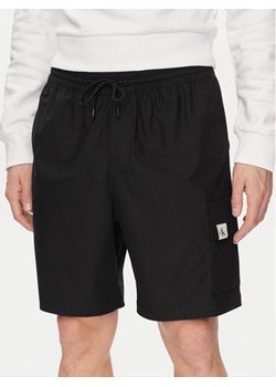 Calvin Klein Jeans Szorty sportowe Tab J30J325701 Czarny Regular Fit ze sklepu MODIVO w kategorii Spodenki męskie - zdjęcie 181161616