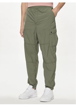 Gap Spodnie materiałowe 487058-01 Zielony Relaxed Fit ze sklepu MODIVO w kategorii Spodnie męskie - zdjęcie 181162068