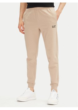 EA7 Emporio Armani Spodnie dresowe 8NPP66 PJVRZ U6155 Beżowy Slim Fit ze sklepu MODIVO w kategorii Spodnie męskie - zdjęcie 181162169