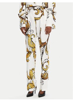 Versace Jeans Couture Spodnie materiałowe 78HAA111 Biały Straight Fit ze sklepu MODIVO w kategorii Spodnie damskie - zdjęcie 181162506