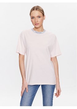 Tommy Jeans T-Shirt Logo Taping DW0DW15301 Różowy Regular Fit ze sklepu MODIVO w kategorii Bluzki damskie - zdjęcie 181162777