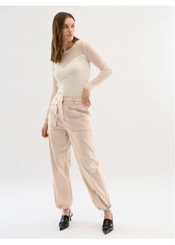 Karen by Simonsen Spodnie materiałowe Maddie 10104748 Beżowy Relaxed Fit ze sklepu MODIVO w kategorii Spodnie damskie - zdjęcie 181162966