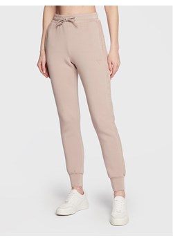 Guess Spodnie dresowe Allie Scuba V2YB18 K7UW2 Beżowy Regular Fit ze sklepu MODIVO w kategorii Spodnie damskie - zdjęcie 181163126