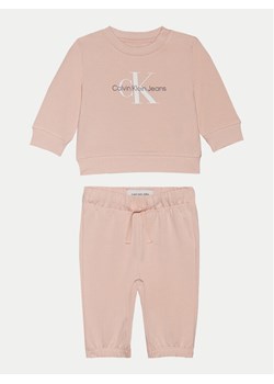 Calvin Klein Jeans Dres Monogram IN0IN00017 Różowy Regular Fit ze sklepu MODIVO w kategorii Dresy dla niemowlaka - zdjęcie 181163336