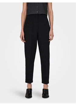 ONLY Chinosy Raven 15298565 Czarny Regular Fit ze sklepu MODIVO w kategorii Spodnie damskie - zdjęcie 181163847