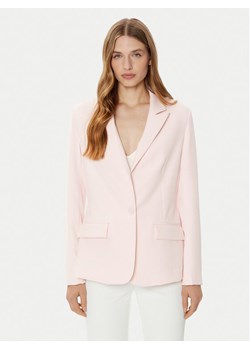 Guess Marynarka W5RN46 WFWX2 Różowy Regular Fit ze sklepu MODIVO w kategorii Marynarki damskie - zdjęcie 181164215