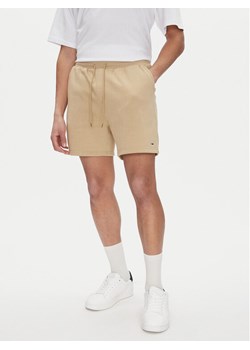 Tommy Jeans Szorty sportowe Flag Beach DM0DM21931 Beżowy Regular Fit ze sklepu MODIVO w kategorii Spodenki męskie - zdjęcie 181164857