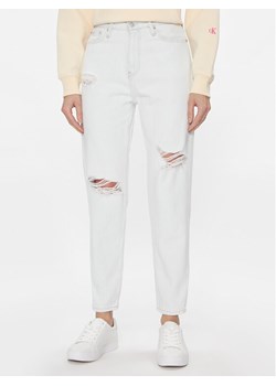 Calvin Klein Jeans Jeansy Mom Jean J20J222147 Niebieski Mom Fit ze sklepu MODIVO w kategorii Jeansy damskie - zdjęcie 181165288