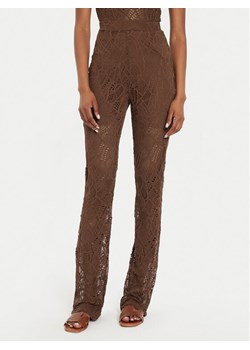 Gestuz Spodnie materiałowe Hilma 10909230 Brązowy Slim Fit ze sklepu MODIVO w kategorii Spodnie damskie - zdjęcie 181165295
