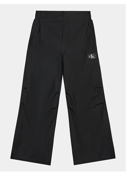 Calvin Klein Jeans Spodnie materiałowe Modern IG0IG02288 Czarny Regular Fit ze sklepu MODIVO w kategorii Spodnie dziewczęce - zdjęcie 181165635