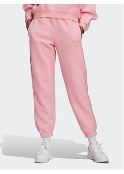 adidas Spodnie dresowe Originals HL9148 Różowy Relaxed Fit ze sklepu MODIVO w kategorii Spodnie damskie - zdjęcie 181165789