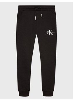 Calvin Klein Jeans Spodnie dresowe IU0IU00285 Czarny Relaxed Fit ze sklepu MODIVO w kategorii Spodnie chłopięce - zdjęcie 181165897