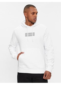 Calvin Klein Bluza Raised K10K112250 Biały Regular Fit ze sklepu MODIVO w kategorii Bluzy męskie - zdjęcie 181166406