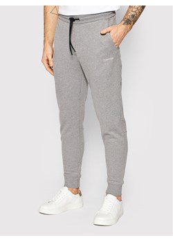 Calvin Klein Spodnie dresowe Small Logo K10K107954 Szary Regular Fit ze sklepu MODIVO w kategorii Spodnie męskie - zdjęcie 181166668