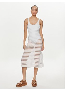 Calvin Klein Swimwear Sukienka plażowa KW0KW02464 Biały Regular Fit ze sklepu MODIVO w kategorii Odzież plażowa - zdjęcie 181166688