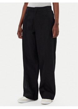 Calvin Klein Jeans Spodnie materiałowe J20J225340 Czarny Relaxed Fit ze sklepu MODIVO w kategorii Spodnie damskie - zdjęcie 181167789