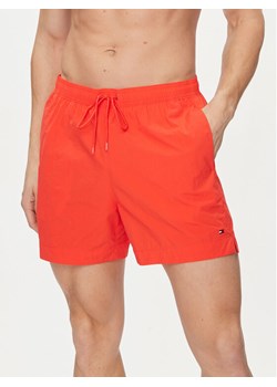 Tommy Hilfiger Szorty kąpielowe UM0UM03280 Czerwony Regular Fit ze sklepu MODIVO w kategorii Kąpielówki - zdjęcie 181167958