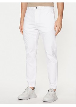 HUGO Chinosy 50530886 Biały Slim Fit ze sklepu MODIVO w kategorii Spodnie męskie - zdjęcie 181168079