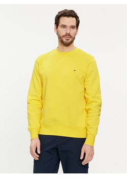 Tommy Hilfiger Bluza Flag Logo MW0MW32735 Żółty Regular Fit ze sklepu MODIVO w kategorii Bluzy męskie - zdjęcie 181168087