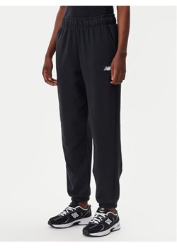 New Balance Spodnie dresowe Essentials WP41500 Czarny Relaxed Fit ze sklepu MODIVO w kategorii Spodnie damskie - zdjęcie 181168606