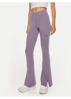 Nike Spodnie materiałowe FQ2113 Fioletowy Slim Fit ze sklepu MODIVO w kategorii Spodnie damskie - zdjęcie 181168817