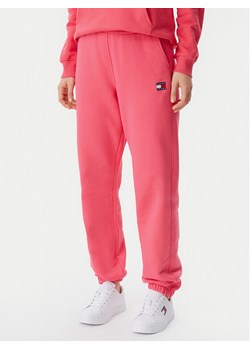 Tommy Jeans Spodnie dresowe Badge DW0DW20679 Różowy Regular Fit ze sklepu MODIVO w kategorii Spodnie damskie - zdjęcie 181169338