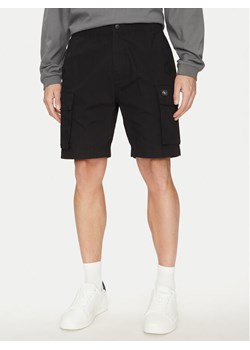 Calvin Klein Jeans Szorty materiałowe J30J327376 Czarny Regular Fit ze sklepu MODIVO w kategorii Spodenki męskie - zdjęcie 181169348