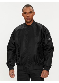 Calvin Klein Jeans Kurtka bomber J30J325110 Czarny Relaxed Fit ze sklepu MODIVO w kategorii Kurtki męskie - zdjęcie 181169357