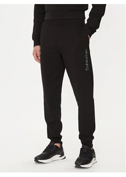 Calvin Klein Spodnie dresowe Shadow Embosed Logo K10K113097 Czarny Regular Fit ze sklepu MODIVO w kategorii Spodnie męskie - zdjęcie 181169559
