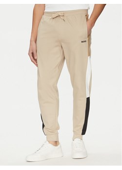 BOSS Spodnie dresowe Iconic 50535786 Beżowy Regular Fit ze sklepu MODIVO w kategorii Spodnie męskie - zdjęcie 181169665