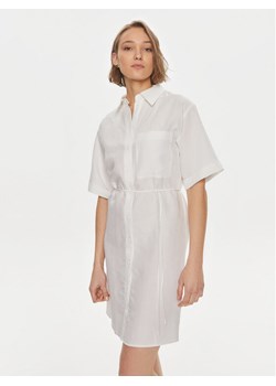 Calvin Klein Sukienka koszulowa K20K206697 Biały Relaxed Fit ze sklepu MODIVO w kategorii Sukienki - zdjęcie 181169809