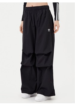 adidas Spodnie dresowe Essentials Ripstop JD0785 Czarny Loose Fit ze sklepu MODIVO w kategorii Spodnie damskie - zdjęcie 181170537