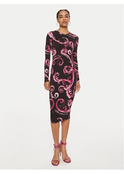 Versace Jeans Couture Sukienka codzienna 77HAO9B0 JS358 Różowy Slim Fit ze sklepu MODIVO w kategorii Sukienki - zdjęcie 181170985