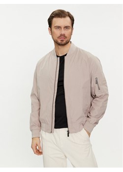 Calvin Klein Kurtka bomber Hero K10K112783 Beżowy Regular Fit ze sklepu MODIVO w kategorii Kurtki męskie - zdjęcie 181171605