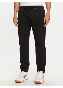 Calvin Klein Spodnie dresowe K10K113654 Czarny Regular Fit ze sklepu MODIVO w kategorii Spodnie męskie - zdjęcie 181171849