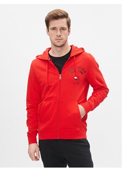 Tommy Hilfiger Bluza Wcc Arched Varsity Zip Thru MW0MW33644 Czerwony Regular Fit ze sklepu MODIVO w kategorii Bluzy męskie - zdjęcie 181171929