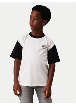 Calvin Klein Jeans T-Shirt IB0IB02330 Écru Regular Fit ze sklepu MODIVO w kategorii T-shirty chłopięce - zdjęcie 181172038