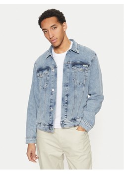 Calvin Klein Jeans Kurtka jeansowa J30J326552 Niebieski Straight Fit ze sklepu MODIVO w kategorii Kurtki męskie - zdjęcie 181172057