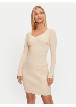 Guess Sukienka dzianinowa Isabella W4BK07 Z3HP2 Beżowy Slim Fit ze sklepu MODIVO w kategorii Sukienki - zdjęcie 181172676