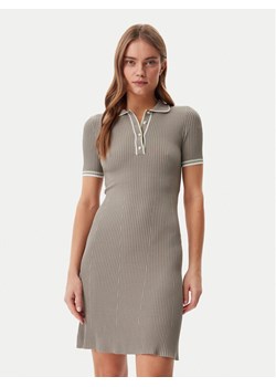 Guess Sukienka dzianinowa W5GK84 Z3L10 Beżowy Regular Fit ze sklepu MODIVO w kategorii Sukienki - zdjęcie 181173029