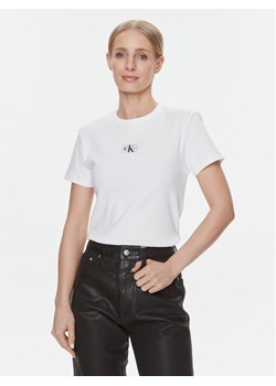 Calvin Klein Jeans T-Shirt J20J222687 Biały Regular Fit ze sklepu MODIVO w kategorii Bluzki damskie - zdjęcie 181173037