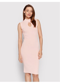Guess Sukienka dzianinowa Marion W2YK63 Z2U00 Różowy Slim Fit ze sklepu MODIVO w kategorii Sukienki - zdjęcie 181173088