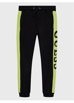 Guess Spodnie dresowe N3RQ12 KA6R3 Czarny Regular Fit ze sklepu MODIVO w kategorii Spodnie chłopięce - zdjęcie 181173777