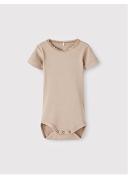 NAME IT Body dziecięce 13209212 Beżowy Regular Fit ze sklepu MODIVO w kategorii Body niemowlęce - zdjęcie 181173809
