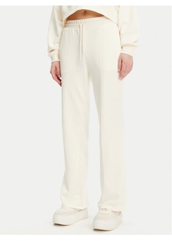 Converse Spodnie dresowe 10028418-A01 Écru Wide Leg ze sklepu MODIVO w kategorii Spodnie damskie - zdjęcie 181173858