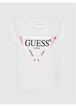 Guess T-Shirt K73I56 K8HM0 Biały Regular Fit ze sklepu MODIVO w kategorii Koszulki niemowlęce - zdjęcie 181174576